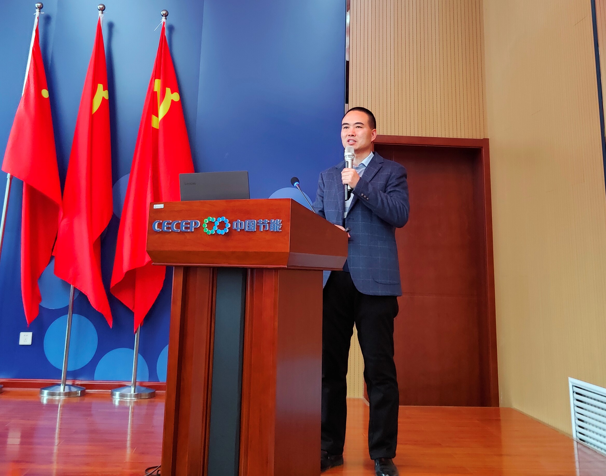 闫老师.jpg